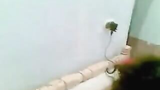 الشرموطه عالسرير بتحوط زوبر حبيبها في بوقها بترضع فيه اوي لغايه ماحمبط ووقف  سكس مصري جامد في بوقها وبيقولها شوفي زوبري الكبير بينيك بوقك ازاي