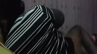 الواد في السرير مع صاحبته الشرموطه  سكس مصري جامد بيحضنها اوي وبيرضع من بزازها وبتقوله ارضع كمان هخليهم ينزلولك اللبن