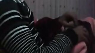 الواد في السرير مع صاحبته الشرموطه  سكس مصري جامد بيحضنها اوي وبيرضع من بزازها وبتقوله ارضع كمان هخليهم ينزلولك اللبن