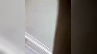 الواد الهايج ماسك زوبره بيلعب فيه بيديه علشان عايز يضرب عشره ويريحه وبينزل اللبن عالارض  سكس مصري جامد وهو واقف وزوبره احمر من الدعك فيه