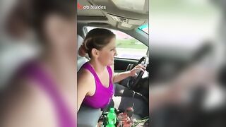 البنت الشرموطه سايقه العربيه وحبيبها جنبها مطلع زوبره من البنطلون وبتسيب العربيه تمشي سكس مصري جامد  لوحدها وبتمص في زوبره