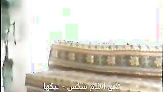 الراجل نايم عالكنبه من برا والشرموطه هي وواقفه بتميل بوقها وترضع اوي في زوبره الكبير  سكس مصري جديد وتلحس فيه وهو ماسك في طيازها بيضرب فيها من ورا