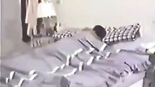الراجل نايم عالسرير وبتجي اللبوه مراته بتصحيه وتمص في زوبره سكس مصري جديد  وترضعه بيديها وهو ماسكه بيدخله في بوقها كله وبيقولها خدي مصيه