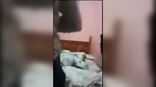 الواد والبنت بتاعته بيقلعو وهما جنب السرير سكس مصري جديد  وبياخدها في حضنه اوي وبينام بيها عالسرير وبيبوس في شفايفها ويداعبها الاول