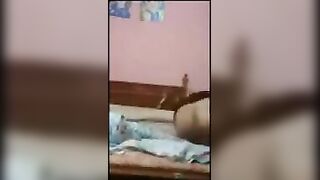 الواد والبنت بتاعته بيقلعو وهما جنب السرير سكس مصري جديد  وبياخدها في حضنه اوي وبينام بيها عالسرير وبيبوس في شفايفها ويداعبها الاول