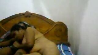 الوليه الشرموطه قاعده جنب جوزها عالسرير وهو قالع البنطلون  سكس مصري جديد وبتمص في زوبره اوي وتدخله وتطلعه في بوقها وهو بيمسكها من شعرها