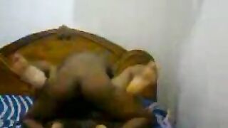 الوليه الشرموطه قاعده جنب جوزها عالسرير وهو قالع البنطلون  سكس مصري جديد وبتمص في زوبره اوي وتدخله وتطلعه في بوقها وهو بيمسكها من شعرها