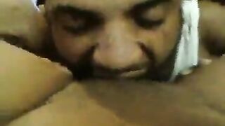 الراجل الفاجر ماسك كس حبيبته وبيفتحه سكس مصري جديد  بيديه الاتنين وبيبوس فيه اوي ومطلع لسانه كله مدخله جوه كسها بيلحس فيه