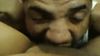 الراجل الفاجر ماسك كس حبيبته وبيفتحه سكس مصري جديد  بيديه الاتنين وبيبوس فيه اوي ومطلع لسانه كله مدخله جوه كسها بيلحس فيه