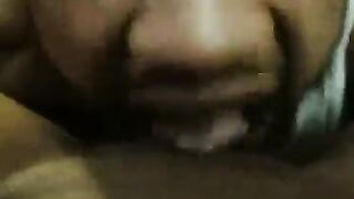 الراجل الفاجر ماسك كس حبيبته وبيفتحه سكس مصري جديد  بيديه الاتنين وبيبوس فيه اوي ومطلع لسانه كله مدخله جوه كسها بيلحس فيه