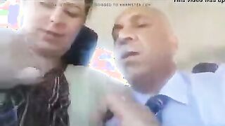 الرالجل الكبير في السن في العربيه مع الشرموطه  سكس مصري جديد بيبوس في شفايفها اوي وبيحضن فيها وبيديه بيمسك في صدرها بيلعب فيه