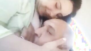 الرالجل الكبير في السن في العربيه مع الشرموطه  سكس مصري جديد بيبوس في شفايفها اوي وبيحضن فيها وبيديه بيمسك في صدرها بيلعب فيه