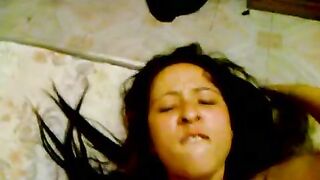 البنت ناليمه عالسرير بتتناك وخلصانه من النيك فيها سكس مصري جديد  مش قادره تتحرك خالص وهو شغال فيها نيك في كسها خلاه يورم