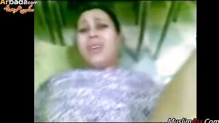 البنت نايمه عالسرير فاتحه رجليها وبينيك في شرمها سكس  كسها اوي الزوبير وهي بتبكي منه ومن وجعه وبيضرب علي وشها وبيقولها مش هبطل فيكي نيك دلوقت