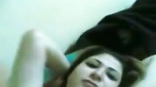 البنت نايمه عالسرير في غايه التعب من شده النيك في كسها وبتبكي اوي شرمها سكس  مش قادره بتترجاه وتقوله ابوس ايدك ورجلك كفايه نيك