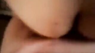 الشرموطه طالعه علي زوبر حبيبها وبتدخله في كسها وتطلع وتنزل عليه وهو متكيف  شرمها سكس منها عالاخر وبيمسك في صدرها بيشدها منه