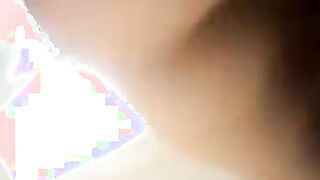 الشرموطه طالعه علي زوبر حبيبها وبتدخله في كسها وتطلع وتنزل عليه وهو متكيف  شرمها سكس منها عالاخر وبيمسك في صدرها بيشدها منه