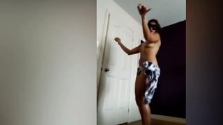 البنت قالعه هعدومه ولافه وسطها بطرحه مشجره وبترقص عالاغاني في شرمها سكس  الصاله كلها بتلف فيها وتتلوي يمين وشمال