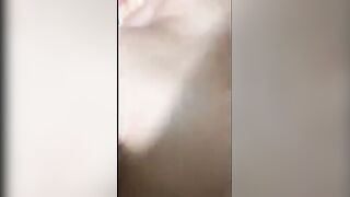 اللبوه في اوضتها قالعه هدومها وشغاله تطلع وتنزل علي حاجه تحتها كانها زوبر راجل متخيلاه شرمها سكس  وبتتنالك منه وهي متسهوكه وممحونه عالاخر