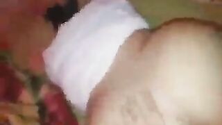 الشرموطه ماسكه زوبر الراجل بتضرب بيه اوي علي صدرها وهو شرمها سكس  طالع لبره وتحكه اوي فيه وبعدها بتمص فيه اوي في بوقها