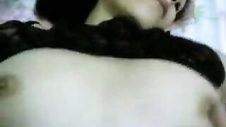المتناكه نايمه لوجها وشغال ينيك اوي في كسها وهي مرهقه اوي  شرمها سكس وتعبانه مش قادره تتكلم خالص من كتر النيك فيها