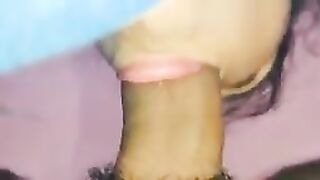 الراجل الزوبير زوبره سكس عربي  واقف اوي وكبير والبنت الشرموطه بتدخله وتطلعه في بوقها وتمص فيه بس من كبره مش داخل كله وهو متكيف منها ونايم