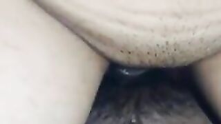 الراجل الزوبير زوبره سكس عربي  واقف اوي وكبير والبنت الشرموطه بتدخله وتطلعه في بوقها وتمص فيه بس من كبره مش داخل كله وهو متكيف منها ونايم