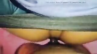 الراجل الزوبير زوبره سكس عربي  واقف اوي وكبير والبنت الشرموطه بتدخله وتطلعه في بوقها وتمص فيه بس من كبره مش داخل كله وهو متكيف منها ونايم