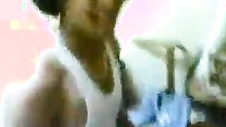 الفحل قاعد عالكنبه والبنت المتناكه قاعده فوقيه ومطلعه زوبره من سوسته البنطلون سكس عربي  ومدخلاه في كسها هي وعريانه خالص وبتتناك منه وهي بتضحك اوي