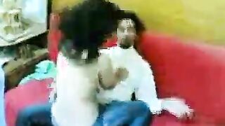 الفحل قاعد عالكنبه والبنت المتناكه قاعده فوقيه ومطلعه زوبره من سوسته البنطلون سكس عربي  ومدخلاه في كسها هي وعريانه خالص وبتتناك منه وهي بتضحك اوي