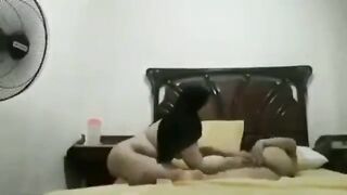 البنات الشراميط صحاب سوا عالسرير والبنت ماسكه في كس صاحبتها بتلعب وتبعبص فيها  سكس عربي بصباعها وهي الشرموطه فاتحه رجليها اوي ليها وبتقولها العبي براحتك