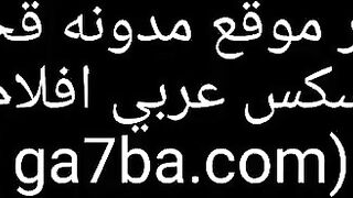 الاتنين الاخوات رجاله في اوضه النوم مع واحده متناكه وقاعدين عالارض بيمصو سكس عربي  وبيرضعو في بزازها كل واحد واخد صدر بيرضع فيه