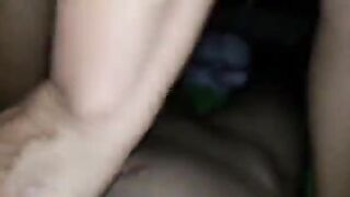 اللبوه طالعه علي زوبر جوزها ال نايم وبتحك فيه اوي بكسها  سكس عربي علشان يحمبط ويوقف وبتدخله في كسها كله اول ما وقف وبتتناك منه جامد