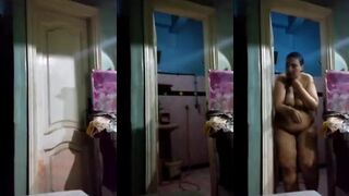 الشرموطه طالعه مكن الحمام من سكس مصري غير هدومها علشان تلبس في الاوضه وبيشوفها ابوها المراهق زوبره الصغير بياكله عليها وبيتفرج عليها وبيلعب في زوبره من بعيد وبينزل لبنه علي جسم بنته