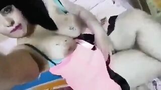 الشرموطه قاعده مطلعه بزازها هي ولابسه النقاب بتاعها سكس مصري  وحاطه رجل علي رجل بتصور فيهم اوي بتلفونها ومعجبه بيهم هما وكبار