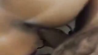 الممحونه نايبمه عالسربر مفلقسه طيازه اوي وبتترقص فيها  سكس مصري خالص وتتهز وبيجي المتناك بيهيج وزوبره بيسخن عليها وناكته في طيزها