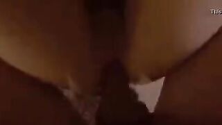 الراجل الفحل مفلقس طيز شرموطته وبينيك في طيزها سكس مصري  اوي وهي عالي اول السرير وبيدخل وبيطلع فيها اوي وهي متوجعه