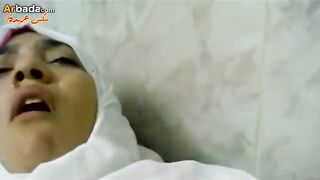 البنت المسهوكه عالسرير فارشه رجليها اوي وفشخاها بتضرب سبعه ونص ومتخيله الموز ال بتحبه جنبها وشغاله  سكس مصري لعب فيه اوي وبتتكلم بتقول يلا نيكني اوي نيكني كمان