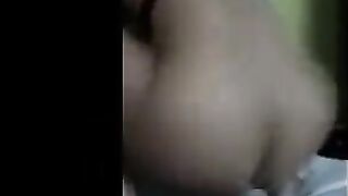 الشرموطه قاعده عالسرير وبتلعب في كسها هي وقاعده كانها بتعمل حمام  سكس مصري وتدخل الخياره في كسها وتطلع وتنزل عليها اوي