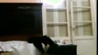 البنت لسه داخله البيت من الشغل جيه وهي بتغير دخل جوزها شالها عالسرير وبيحضن فيها وبتقوله لا انا تعبانه  سكس مصري قالها انا ال زوبري تعبان وقام مطلعه وفاشخ كسها بيه