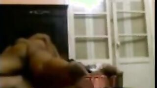 البنت لسه داخله البيت من الشغل جيه وهي بتغير دخل جوزها شالها عالسرير وبيحضن فيها وبتقوله لا انا تعبانه  سكس مصري قالها انا ال زوبري تعبان وقام مطلعه وفاشخ كسها بيه