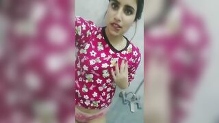 البنت الصغيره بلغت وكسها بياكلها بتحسس بصوابع يديها ال فيها منوكير احمر وتمشيها علي بزاز  سكس مصري ها من بره وتمسك فيهم هي ولابسه البيجامه