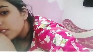البنت الصغيره بلغت وكسها بياكلها بتحسس بصوابع يديها ال فيها منوكير احمر وتمشيها علي بزاز  سكس مصري ها من بره وتمسك فيهم هي ولابسه البيجامه