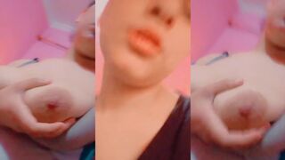 الشرموطه معجبه اوي بجسمها الابيض بتنزل الكات ال لبساه من فوق   سكس مصري براحه وبحنيه وبتقلع وهي حيحانه ومتسهوكه