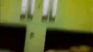 الراجل الفحل بيغتصب اخته عالسرير اوي وهي بتبكي بصوت عالي وناكت زوبره في كسها وبيضرب علي  سكس مصري  وشها وبيشد في شعرها هي ونيمه علي بطنها