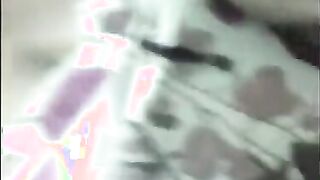 الفلاحه التخينه قاعده عالسرير مجهزه نفسها علشان يركبها جوزها بعد مخلص شغل الغيط ولابسه القميص ال  سكس مصري مشجر والروج الاحمر ال ماليه بيه شفايفها
