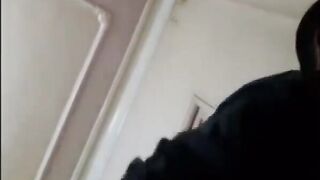 الراجل المتناك نازل تحت رجل لبوته بيشم في كسها وبيطلع لسانه ويل  سكس مصري حس في شفه كيها بلسانه وبيبعبص في طيازها