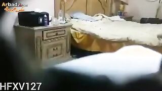 الراجل عالسرير واخد مراته في حضنه اوي وضاممها ليه وبيبوس في شفايفها اوي وجسمه كله بيحك  سكس مصري  فيها وزوبره بيحك في كسها هو بيحضن فيها