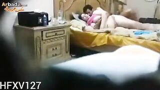 الراجل عالسرير واخد مراته في حضنه اوي وضاممها ليه وبيبوس في شفايفها اوي وجسمه كله بيحك  سكس مصري  فيها وزوبره بيحك في كسها هو بيحضن فيها