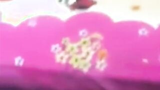 البنت قالعه هدومها ورافعه رجليها لفوق وفتحاها والواد منزل بنطلونه  سكس مصري  وواقف جنبها بيدخله في كسها وبينيك فيها